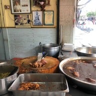 บรรยากาศ ข้าวขาหมูตรอกไก่ บางรัก