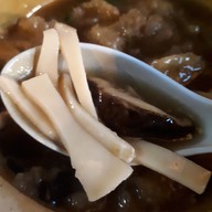 เมนูของร้าน หูฉลามน้ำแดงบรั่นดี น้องนิว เยาวราช