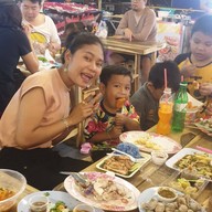 ร้านหอยหนู ชวนชิม ตลาดเดินเล่นท่าพระ