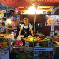 Thai style salad ยำไข่ดาว ขนมจีบคนเมือง ถนนคนเดินเชียงใหม่