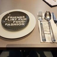 Greyhound Café เซ็นทรัลพลาซา ลาดพร้าว