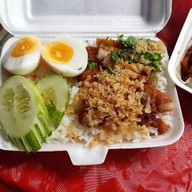 ร้านข้าวหมูทอดพี่หนวด