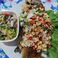 ปลาเผาผักสด เจ๊จิ๋ม