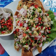 ปลาเผาผักสด เจ๊จิ๋ม