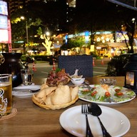 บรรยากาศ Why Here Bar & Bistro The Avenue Ratchayothin