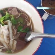 เมนูของร้าน เจ๊หลี เกาเหลาเลือดหมู ข้าวขาหมู