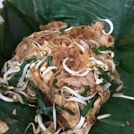 เมนูของร้าน แมนโร่ผัดหมี่โคราชเจ้าเก่าดั้งเดิมหน้าวัดสระแก้ว