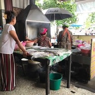 บรรยากาศ แมนโร่ผัดหมี่โคราชเจ้าเก่าดั้งเดิมหน้าวัดสระแก้ว