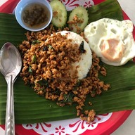 เมนูของร้าน ก๋วยเตี๋ยวเรือรสเยี่ยม กระเพราถาด