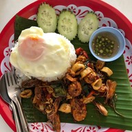 เมนูของร้าน ก๋วยเตี๋ยวเรือรสเยี่ยม กระเพราถาด