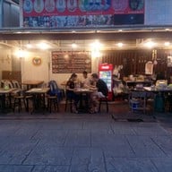 หอยทอดยักษ์ใหญ่ ปลาเผา วังเดิม9. ย่อยมาจากหมูทอดบ้านแขก