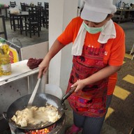 ก๋วยเตี๋ยวคั่วไก่เตาถ่าน