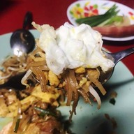 ผัดไทยในอู่ ผัดไทยกากหมูสูตรโบราณ