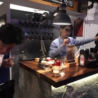 บรรยากาศ Some Might Say Authentic Craft