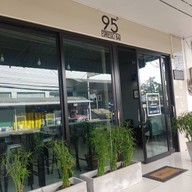 หน้าร้าน 95° Espresso Bar - ถนนรณชัยชาญยุทธ (ติดคลินิกรักษ์ฟัน)