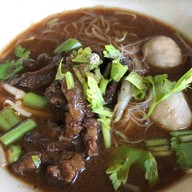 ก๋วยเตี๋ยวเนื้อเปื่อยหมูตุ๋น จ.รุ่งรวี