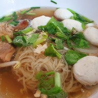 เมนูของร้าน ก๋วยเตี๋ยวลูกชิ้นนายโก บางใหญ่ หน้าร้านทำฟัน