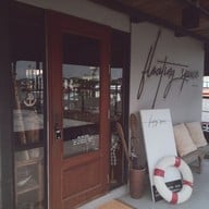หน้าร้าน Floating Space Cafe