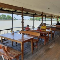 บรรยากาศ สองแควซีฟู้ด