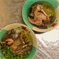 เฮียสิทธิ์ หมี่ซั่วเป็ดตุ๋น เจ้าเก่า ตลาดใหม่