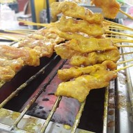 หมูสะเต๊ะฮ่องเต้ คุณสุวรรณ์ ตลาดด่านศรีนครินทร์