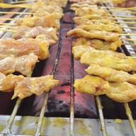 หมูสะเต๊ะฮ่องเต้ คุณสุวรรณ์ ตลาดด่านศรีนครินทร์