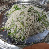 หมี่กะเฉดเจ๊จุ๊ เจ้าเก่าย่านราชวงศ์ เซนต์หลุยส์