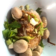 ก๋วยเตี๋ยวลูกชิ้นนายโก บางใหญ่ หน้าร้านทำฟัน