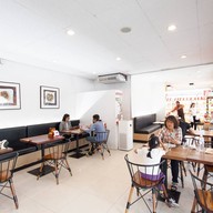 บรรยากาศ Queensbaker ศิริมังคลาจารย์