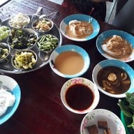 แม่หมีขนมจีนข้าวแกง