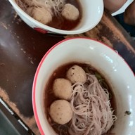 เมนูของร้าน ก๋วยเตี๋ยวเรือสายรุ้ง