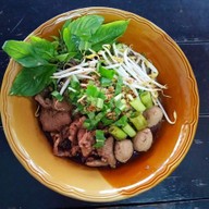 เมนูของร้าน ก๋วยเตี๋ยวเรือนายเผือก