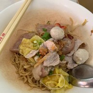 เมนูของร้าน ก๋วยเตี๋ยวเอ็นหมู หางหมู หน้าเซี่ยงตึ๊ง