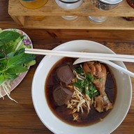 เมนูของร้าน ก๋วยเตี๋ยวไก่โอ๊กกก เลียบคลองทวีวัฒนา