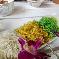 เมนูของร้าน ก๋วยเตี๋ยวเรือร่มไทร เตี๋ยวเรือกะทิสด สาขาเจริญสุข