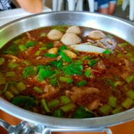 เมนูของร้าน ก๋วยเตี๋ยวเรือร่มไทร เตี๋ยวเรือกะทิสด สาขาเจริญสุข