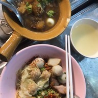 เมนูของร้าน เหลียงบะหมี่เกี๊ยวกุ้ง ซอยเทอดไท27