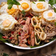 กะเพราใส้แตก  By พี่ปัตย์