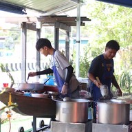 ก๋วยเตี๋ยวเรือร่มไทร เตี๋ยวเรือกะทิสด สาขาเจริญสุข