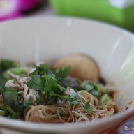 ก๋วยเตี๋ยวเรือร่มไทร เตี๋ยวเรือกะทิสด สาขาเจริญสุข