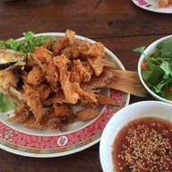 เมนูของร้าน ซิลดี้ ปลาทอดยำ & ก๋วยเตี๋ยว หมู-เนื้อน้ำตก ริมแม่น้ำตลาดไฟฟ้านครชัยศรี