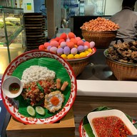 ตั๊ก กะเพราถาดยักษ์ เซ็นทรัลพระราม 2 ชั้น 4