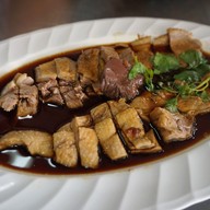 เมนูของร้าน มั่นคงฟาร์ม เป็ดพะโล้  หมู่บ้านดีเค