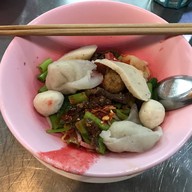 เมนูของร้าน ก๋วยเตี๋ยวลูกชิ้นปลานายใบ้พระราม5 เชิงสะพานพระราม5ฝั่งนนท์