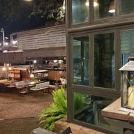 บรรยากาศ ยามเย็น green restaurant ถนนอุทยาน