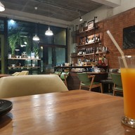 บรรยากาศ ยามเย็น green restaurant ถนนอุทยาน