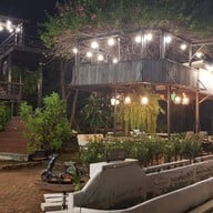 หน้าร้าน ยามเย็น green restaurant ถนนอุทยาน