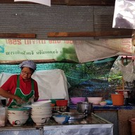 ขนมจีนน้ำเงี้ยวป้านวล ตลาดแม่จัน