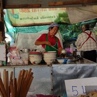 ขนมจีนน้ำเงี้ยวป้านวล ตลาดแม่จัน