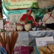 ขนมจีนน้ำเงี้ยวป้านวล ตลาดแม่จัน